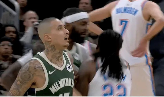 PA真人-波蒂斯肘倒华莱士随后华莱士还击波蒂斯，裁判各打五十大板